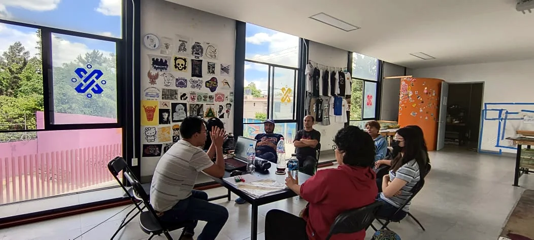 Conversación grupal en un espacio creativo