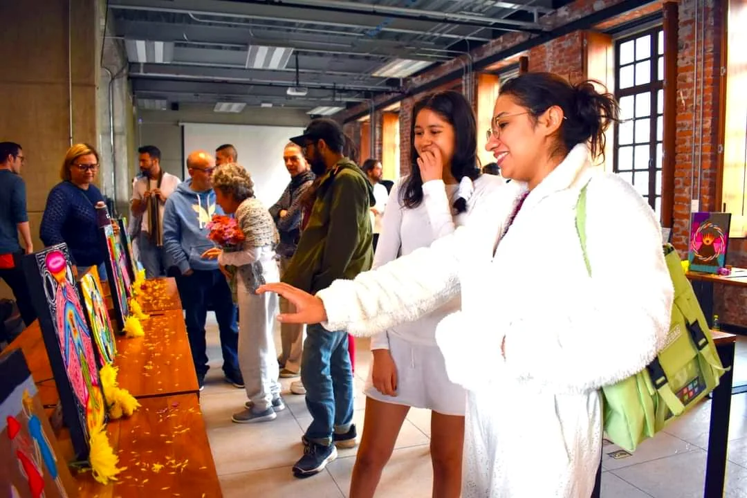 Personas recorriendo una muestra cultural