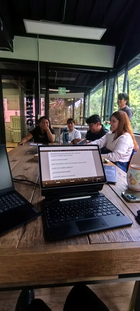 Mesa de trabajo y conversación sobre proyectos culturales